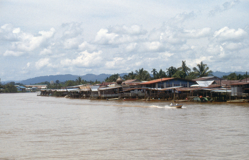 792_huizen langs rivier in een kustplaatsje, Noord-Sarawak.jpg